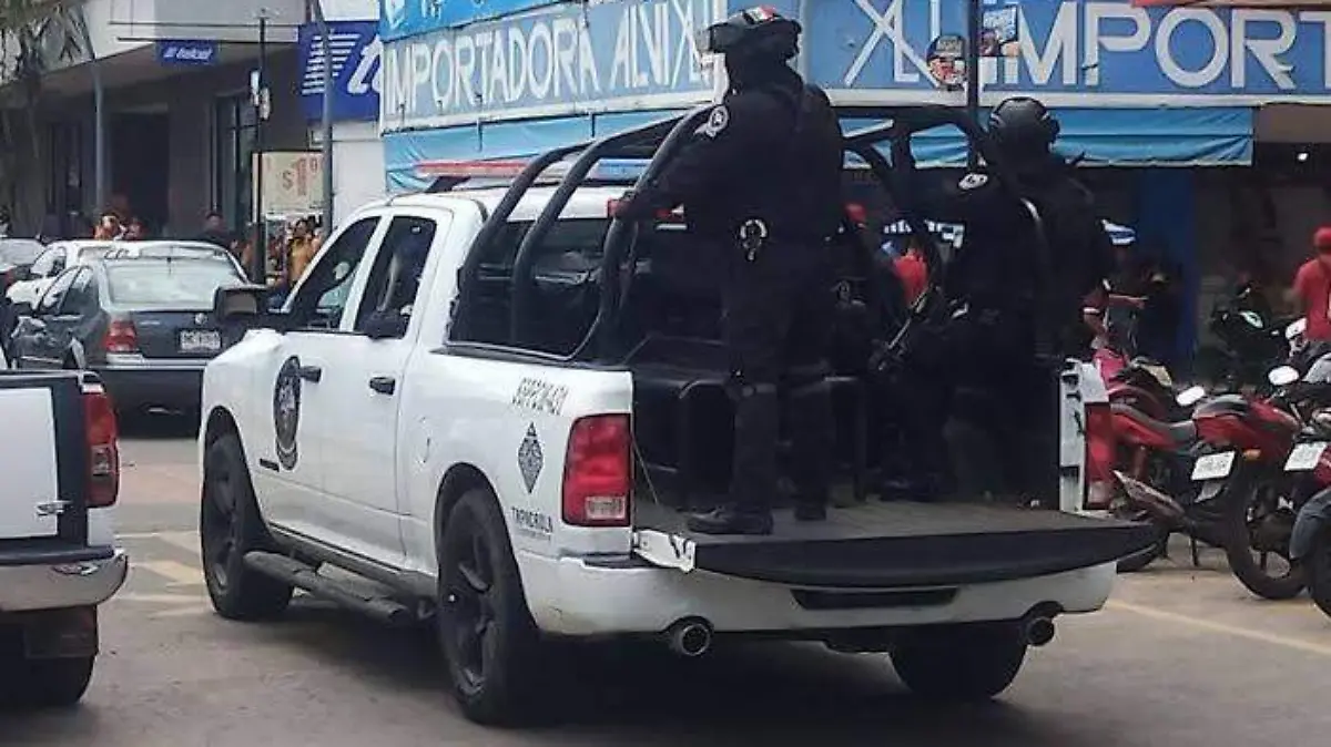 PATRULLA CON POLICIAS